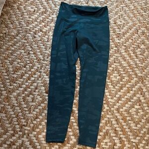 Old navy green camouflage elevate leggings
